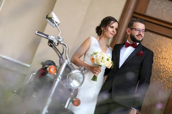 Beautiful Wedding Couple Posing Motorcycle — Stock Photo, Image