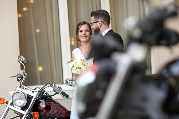 Hermosa Pareja Boda Posando Cerca Motocicleta —  Fotos de Stock