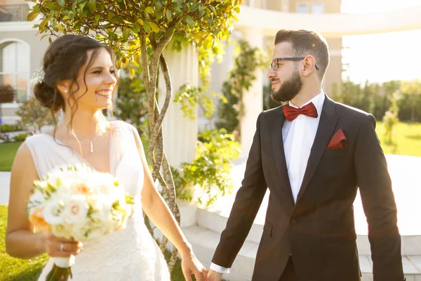 Beautiful Wedding Couple Posing Outdoor Luxury Structure — Stock Photo, Image