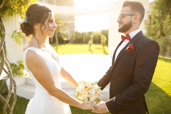 Casal Bonito Posando Livre Perto Estrutura Luxo — Fotografia de Stock