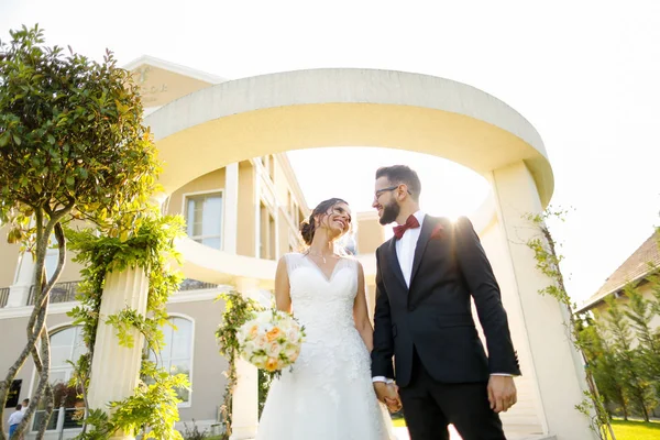 Hermosa Pareja Boda Posando Aire Libre Cerca Estructura Lujo —  Fotos de Stock