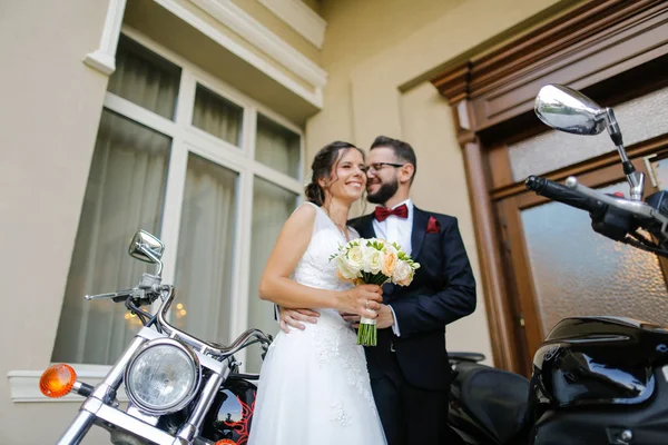 Para Ślub Piękny Pozowanie Pobliżu Motocykl — Zdjęcie stockowe