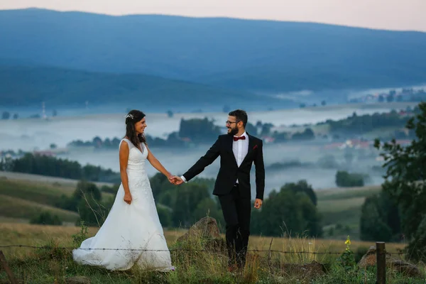 Beautiful Wedding Couple Posing Hills Fog — Stock Photo, Image