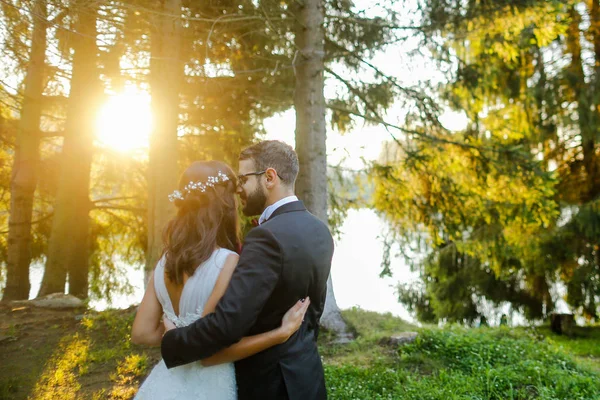 Casal Lindo Posando Natureza — Fotografia de Stock