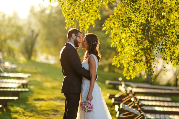 Vackra Bröllop Par Poserar Utomhus Solnedgången — Stockfoto