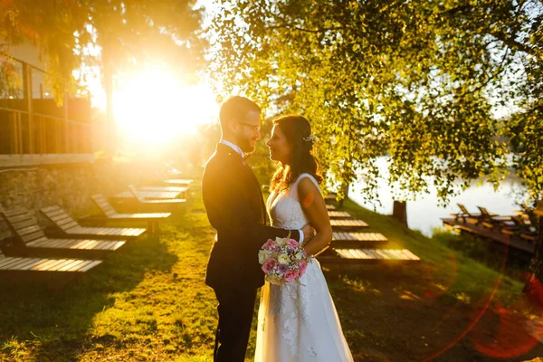 Beau Couple Mariage Posant Plein Air Coucher Soleil — Photo