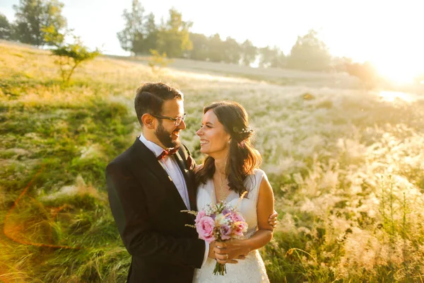 美しい結婚式のカップル 花嫁と花婿の麦畑でポーズ — ストック写真