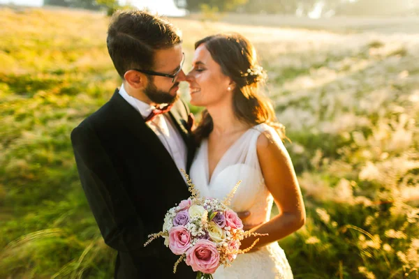 Casal Lindo Casamento Noiva Noivo Posando Campo Trigo — Fotografia de Stock