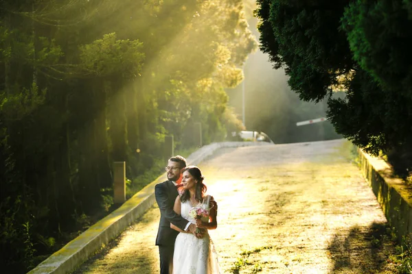 Hermosa Pareja Boda Posando Amanecer —  Fotos de Stock