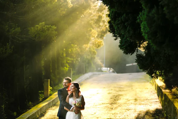 Hermosa Pareja Boda Posando Amanecer —  Fotos de Stock