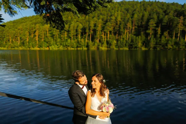 Όμορφη Νύφη Και Όμορφος Groom Που Παρουσιάζουν Εξωτερική — Φωτογραφία Αρχείου