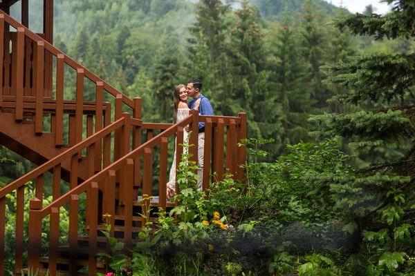Красивая Свадебная Пара Позирующая Природе Деревянном Здании Стоковое Фото