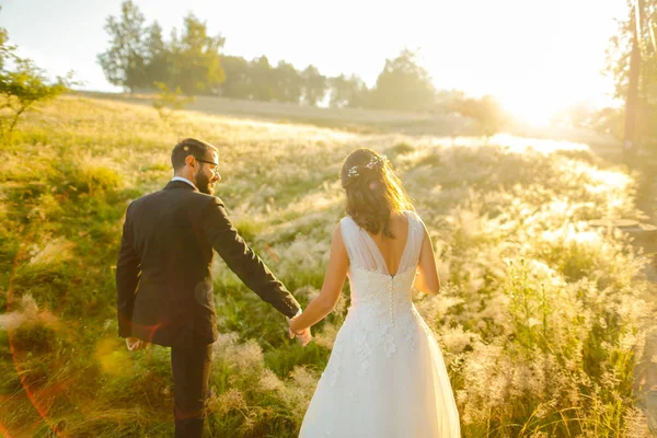Прекрасная Свадебная Пара Невеста Жених Позируют Пшеничном Поле Стоковая Картинка