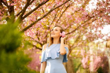 Park'ta açık poz güzel sarışın kız