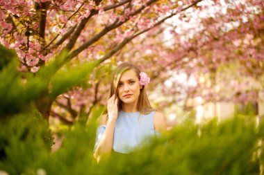 Bahar yaprakları açık moda fotoğraf genç güzel bayanın çevrili