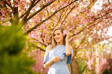 Park'ta açık poz güzel sarışın kız