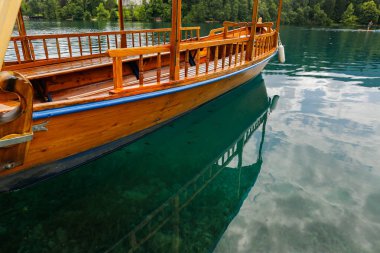 Tekne ve denizde balık