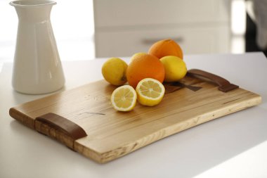 limon ve portakal bambu kesme tahtası üzerinde