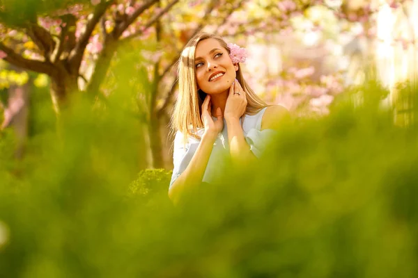 年轻美丽女士包围春叶的户外时尚照片 — 图库照片