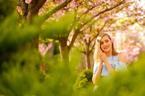 Фотография Молодой Красивой Девушки Окружении Весенних Листьев — стоковое фото