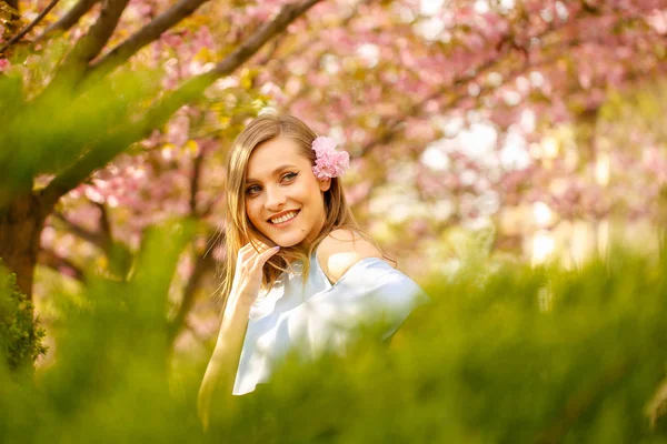 Foto Outdoor Mode Voor Jonge Mooie Dame Omringd Voorjaar Bladeren — Stockfoto