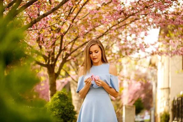 Schöne Blonde Mädchen Posiert Draußen Park — Stockfoto