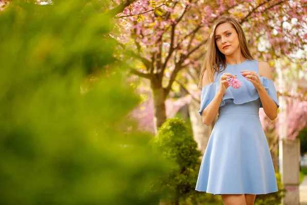 Krásná Blond Dívka Pózuje Venku Parku — Stock fotografie