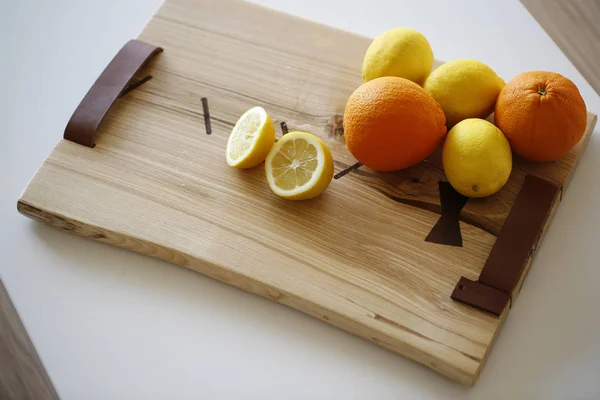 Лимоны Апельсин Над Бамбуковой Доской — стоковое фото