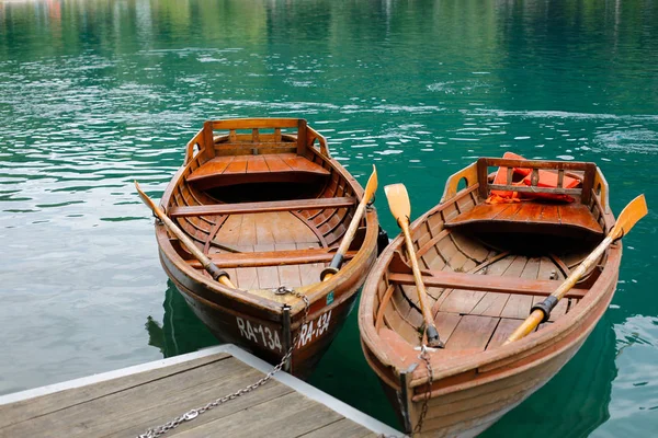 Две Деревянные Лодки Озера Лицензионные Стоковые Фото