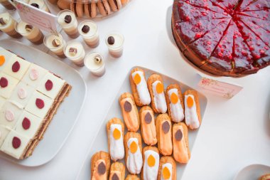 Lezzetli şeker çubuğu tatlı ile tablo