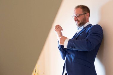 Adam özel gün için hazırlanıyor