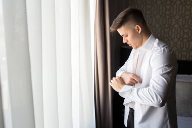 Genç evlenmeye hazırlanan damat. Evlilik ve düğün kavramı görüntü.