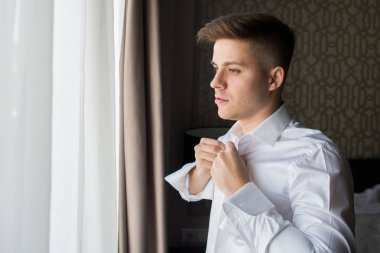 Genç evlenmeye hazırlanan damat. Evlilik ve düğün kavramı görüntü.