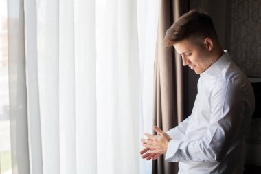 Genç evlenmeye hazırlanan damat. Evlilik ve düğün kavramı görüntü.