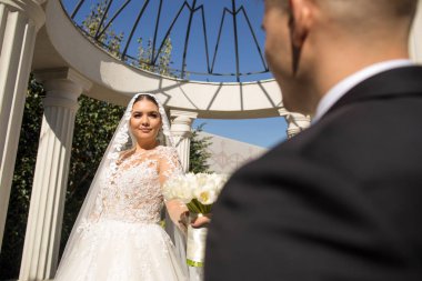 Column yakınındaki güneş poz güzel genç Düğün çifti