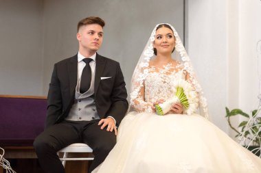 Protestan kilise törenle poz güzel düğün çifti