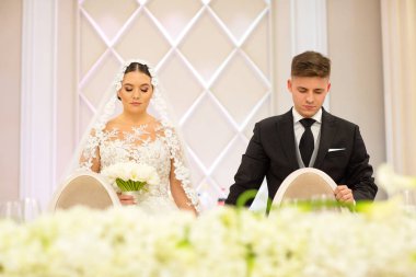 restoranda genç Düğün çifti