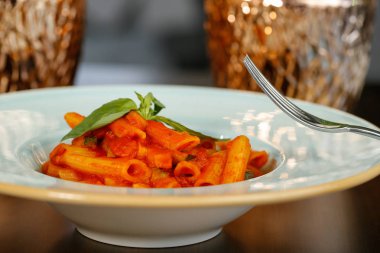 İtalyan makarna spagetti domates sosu fesleğen ve beyaz tabak peynir ile