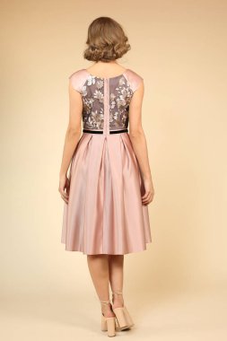 sarışın güzel model pembe elbisenin içinde poz