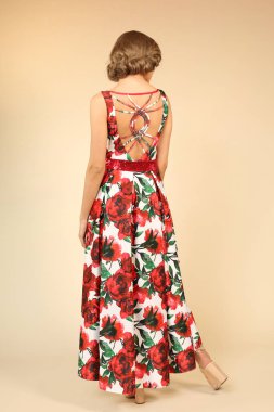 sarışın güzel model kırmızı çiçekli elbiseyle poz