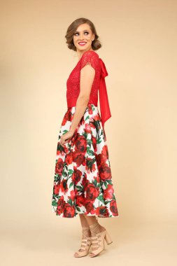 sarışın güzel model kırmızı çiçekli elbiseyle poz