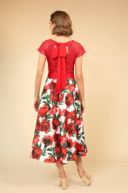 sarışın güzel model kırmızı çiçekli elbiseyle poz