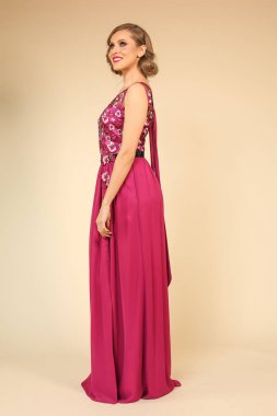 sarışın güzel model fuşya elbise poz