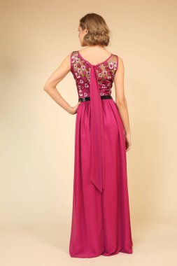 sarışın güzel model fuşya elbise poz