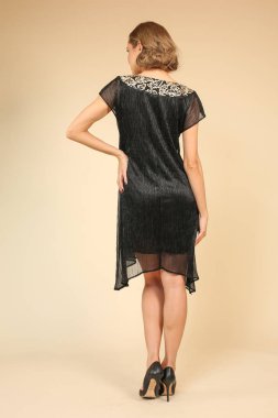 sarışın güzel model elbiseyle poz