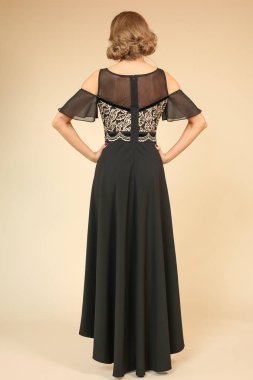 sarışın güzel model elbiseyle poz