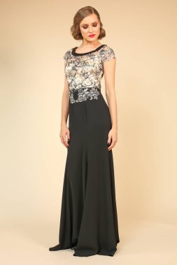 Sarışın kız Siyah elbisenin içinde poz