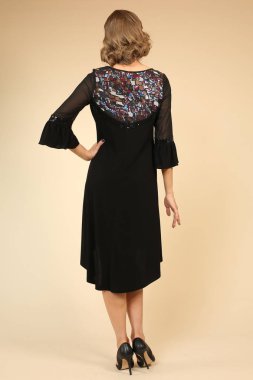 Sarışın kız Siyah elbisenin içinde poz