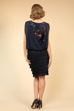 Sarışın kız Siyah elbisenin içinde poz