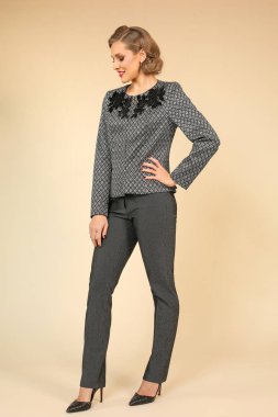 iş sarışın kadın stüdyoda poz